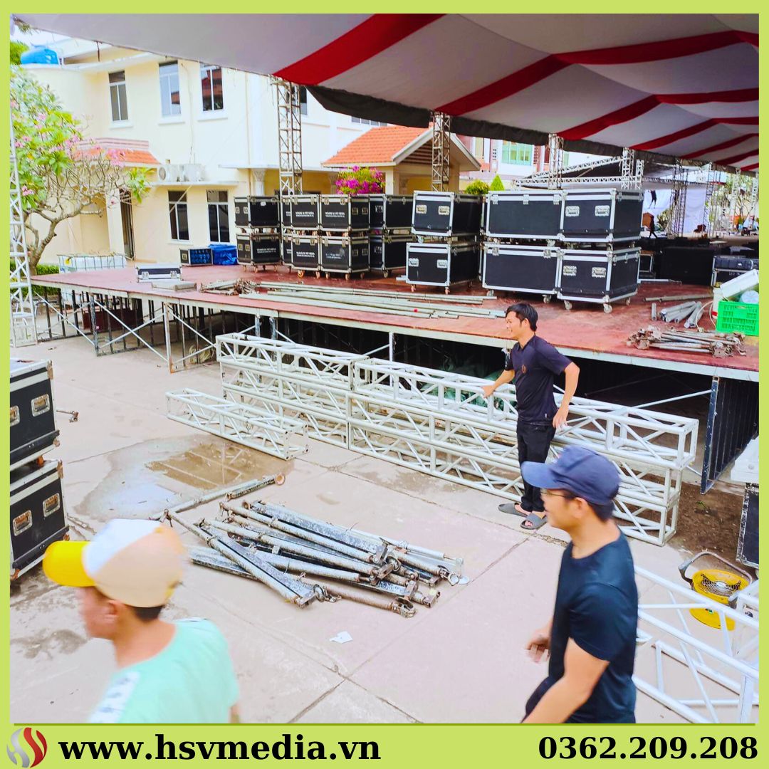 Set-up Sân Khấu, Backdrop, Và Ánh Sáng Tất Niên