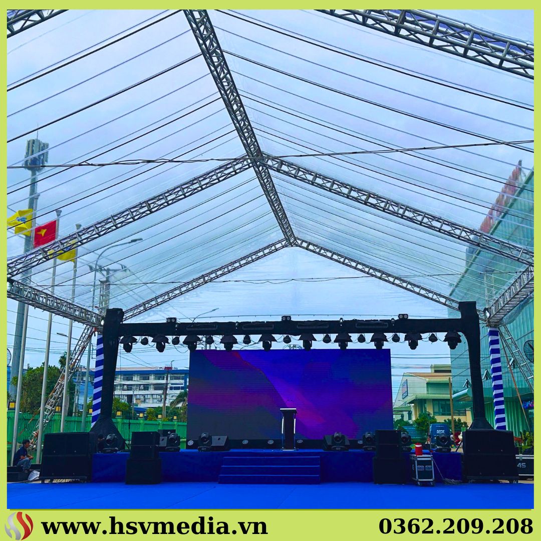 Set-up Sân Khấu, Backdrop, Và Ánh Sáng Tất Niên
